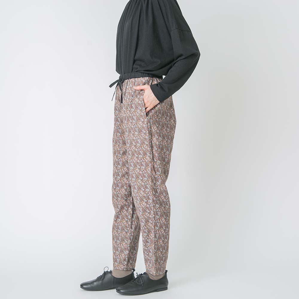 コットンビエラフラワープリントペグパンツ