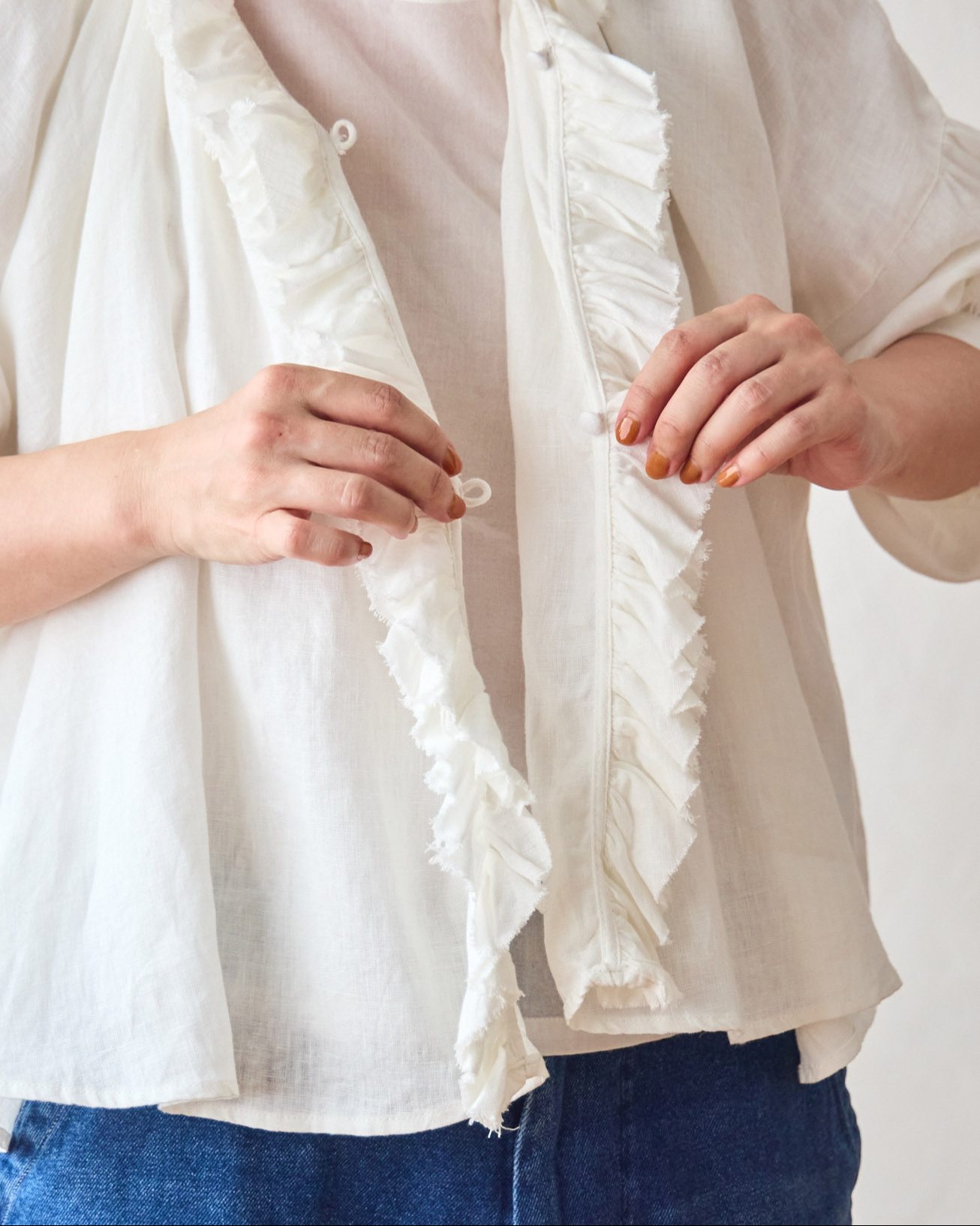 tomomiさんコラボ】リネンエアーウォッシュフリルブラウス/ 3月下旬
