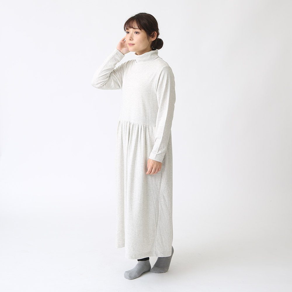 プリーツプリーズ　タートルネック ワンピース カットソー 長袖 プリーツプリーズ タートルネック ワンピース カットソー 長袖 PLEATS