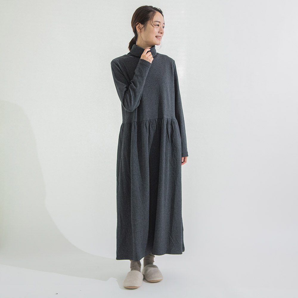 プリーツプリーズ　タートルネック ワンピース カットソー 長袖 プリーツプリーズ タートルネック ワンピース カットソー 長袖 PLEATS