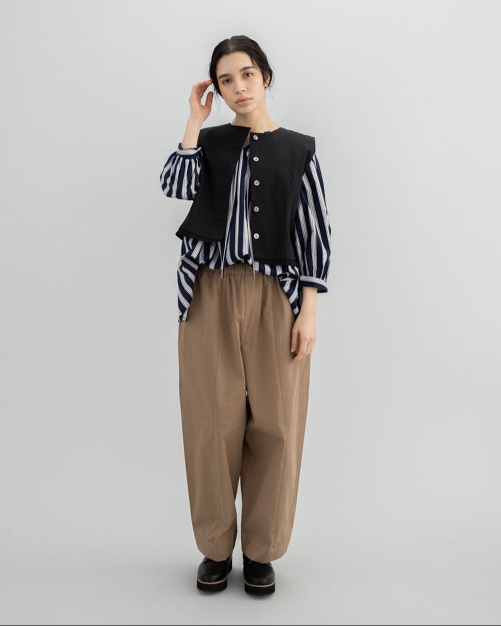 T. ペーパーライクコットンパンツ