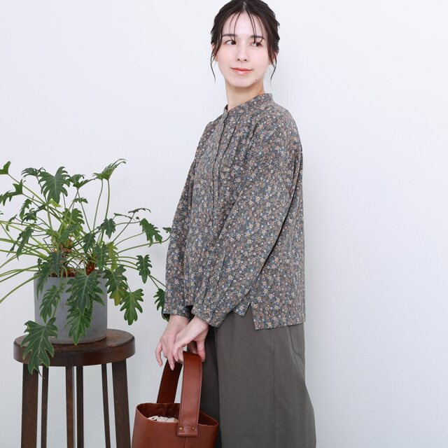 0624AS91066	コットンフラワープリントタックブラウス