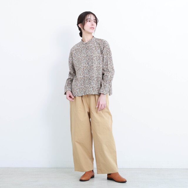 0624AS91066	コットンフラワープリントタックブラウス