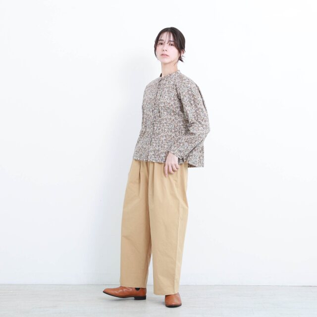 0624AS91066	コットンフラワープリントタックブラウス