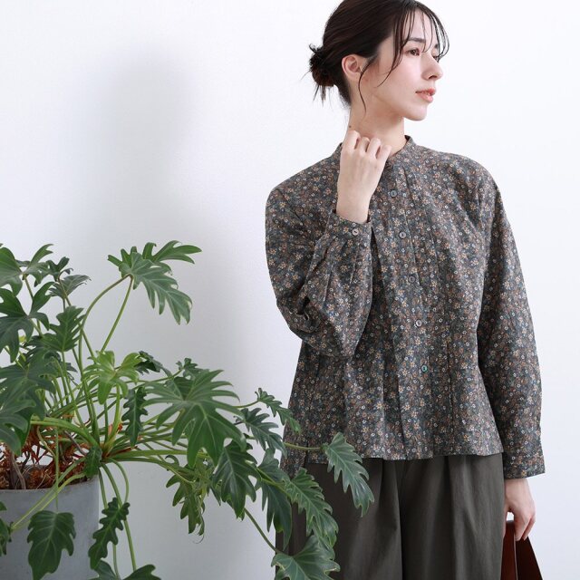 0624AS91066	コットンフラワープリントタックブラウス
