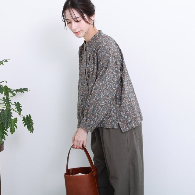 0624AS91066	コットンフラワープリントタックブラウス
