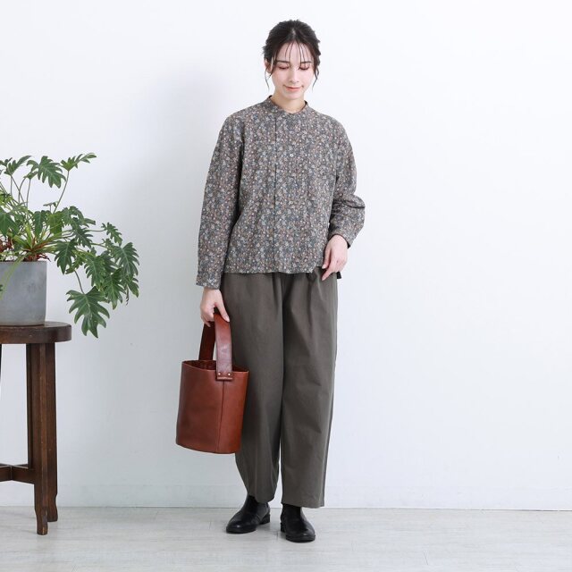 0624AS91066	コットンフラワープリントタックブラウス