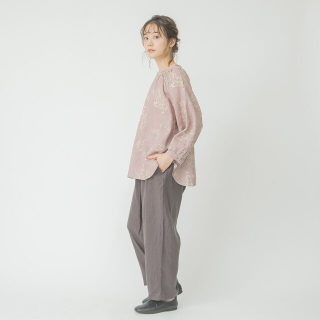 美品 サクラ 麻 リネン100 リーフプリントリネンブラウス ワイドスリーブ フレンチリネン・フレアスリーブブラウス／オフホワイト