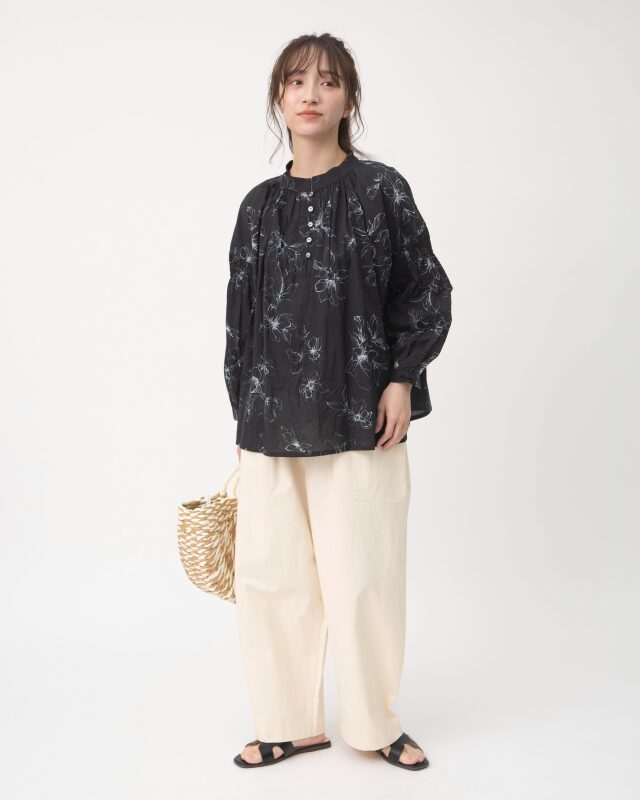美品 ヴィリーナ シェリーブラウス 撥水加工 ギャザー パフスリーブ ゆったり 美品 ヴィリーナ シェリーブラウス 撥水加工 ギャザー