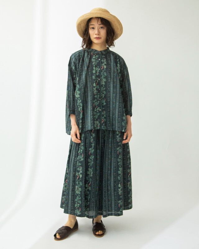 オーガニックコットンプリントブラウス V＆A オーガニックコットンサテンギャザーブラウス エスター柄