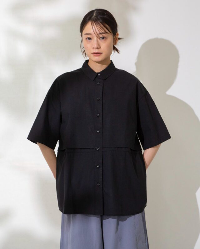コットンタイプライターフロントレイヤーブラウス/ T.