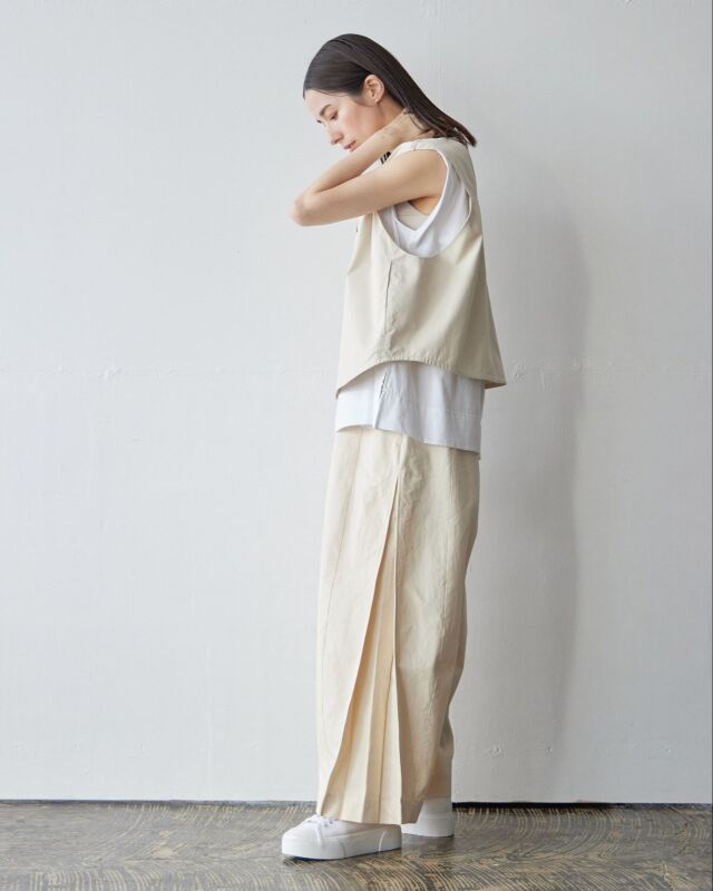 ほぼ未使用✨プリーツプリーズ 変形クロップドパンツ ふくらはぎ丈 アイボリー２ ほぼ未使用✨プリーツプリーズ 変形クロップドパンツ ふくらはぎ