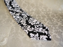 ブラックダマスク　メンズタイ／トレンディ・タイズ