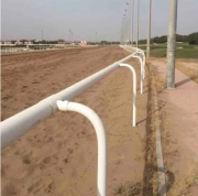 競走馬用スワンレールフェンス
