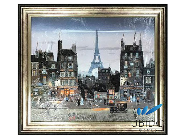 夕方の曇った空のエッフェル塔