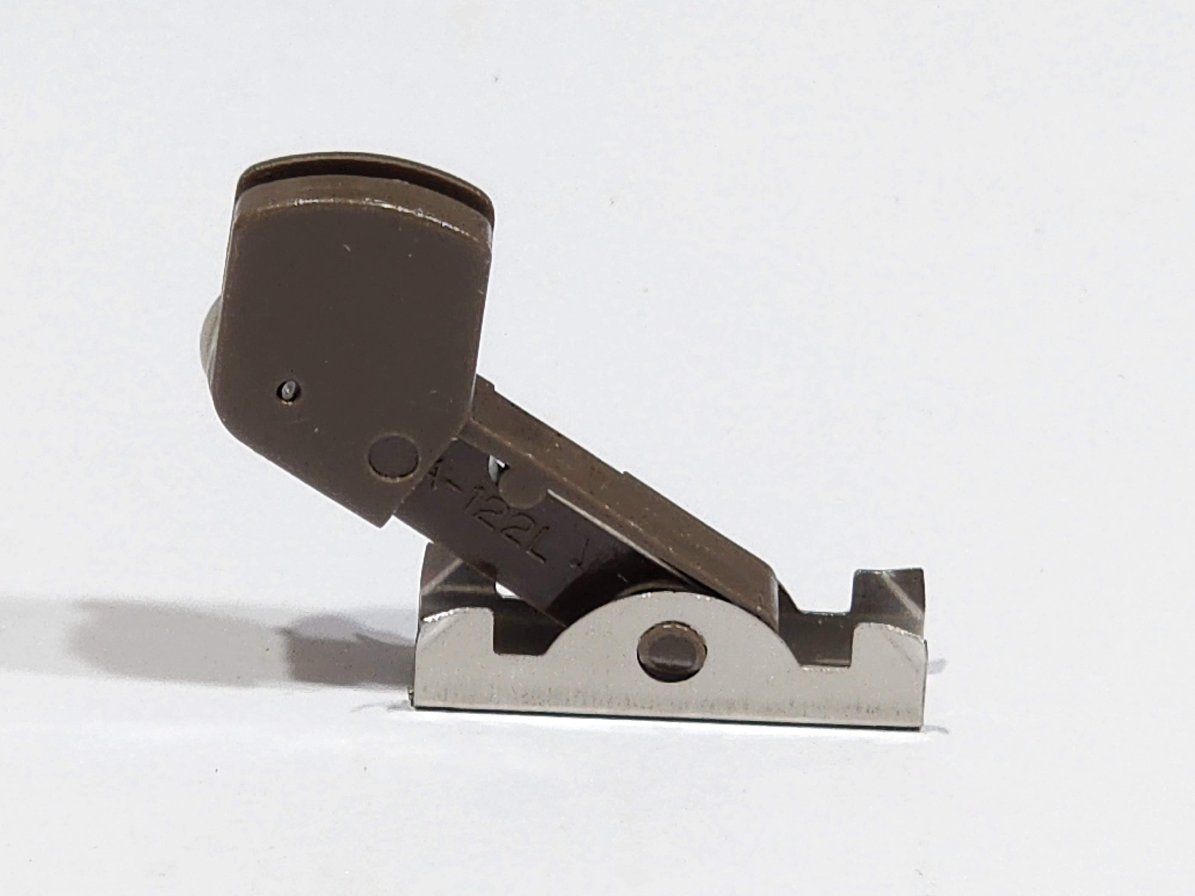 ビニフレーム網戸振れ止めA-122左右セット