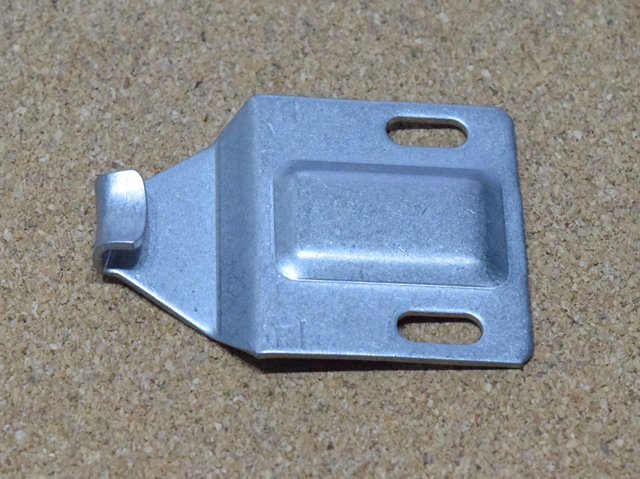 YKKビル用サッシクレセント受け2K13385　全長56ミリ　【ネコポス可】