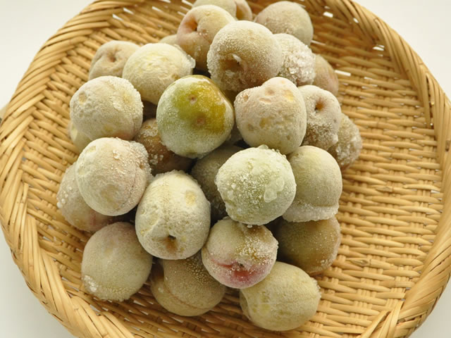 【冷凍梅】28年度申年の無農薬青梅2kg（2L以上かなりキズ有り）
