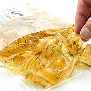 【送料無料】 小魚 おつまみ いわしせんべい 炙り焼 66g×2個 珍味 薄焼きいわし 煎餅 おやつ 珍味 せんべい 酒のつまみ つまみ いわし煎餅 イワシせんべい イワシ煎餅 おせんべい 骨せんべい