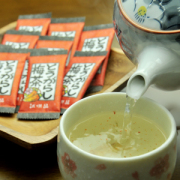 ピリ辛で酸っぱ～い！ とうがらし梅茶 24パック×2個入り[送料無料][唐辛子梅茶]