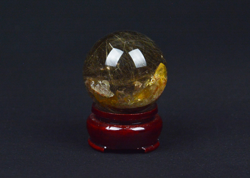 水晶！天然水晶玉 ルチルクォーツ 台座付 No.734 【水晶】【クリスタル】【風水】【インテリア】【ルチルクォーツ】【パワーストーン】