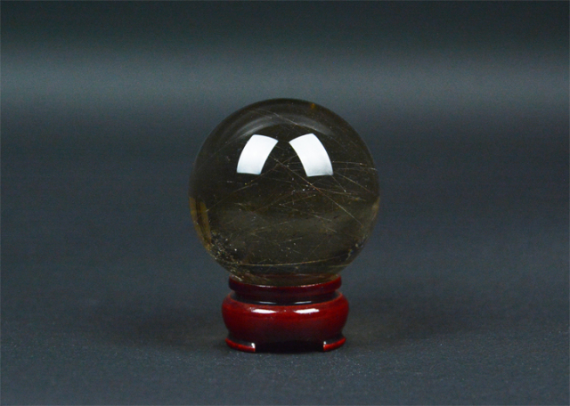 水晶！天然水晶玉 ルチルクォーツ 台座付 No.735 【水晶】【クリスタル】【風水】【インテリア】【ルチルクォーツ】【パワーストーン】