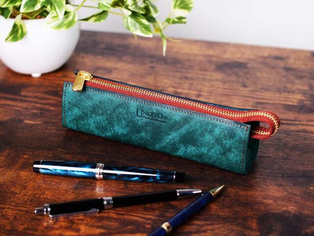 「テイル」 ペトロ―リオ　ゴールド　三角マチペンケース