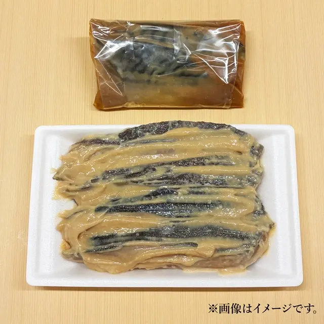 夏の福袋の内容。ぎんだらとかれいの粕漬を白いトレーに並べ、さばの味噌漬は透明フィルムで包んだ状態