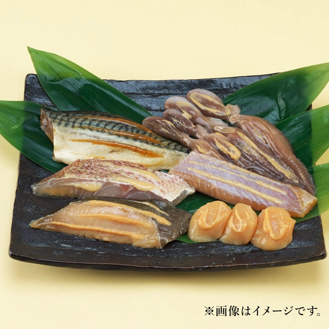 魚久 父の日限定京粕漬詰合せの調理前の切り身を皿に乗せたイメージ