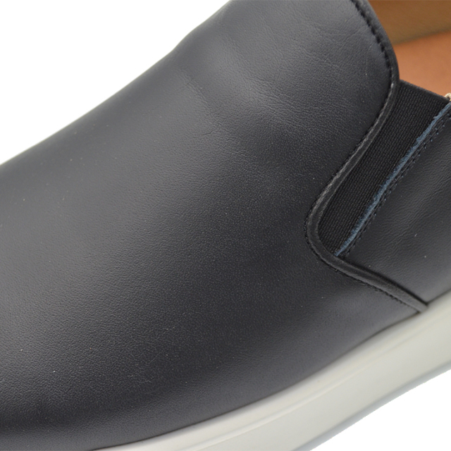 レザースニーカー　スリッポン