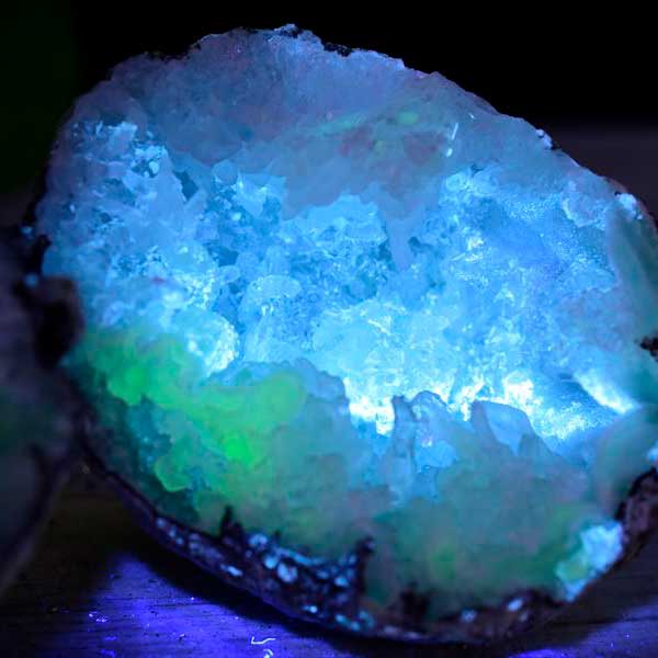 トランカスジオード　ジオード　割れている　割ってある　蛍光　チワワジオード　水晶ジオード　晶洞　メキシコ産　ジオードクラッキング