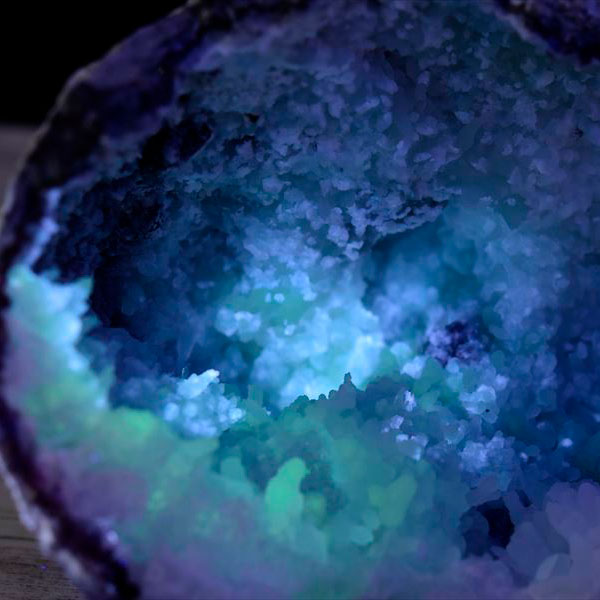 トランカスジオード　ジオード　割れている　割ってある　蛍光　チワワジオード　水晶ジオード　晶洞　メキシコ産　ジオードクラッキング