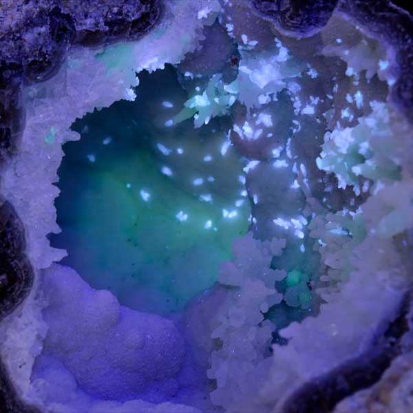 トランカスジオード　ジオード　割れている　割ってある　蛍光　チワワジオード　水晶ジオード　晶洞　メキシコ産　ジオードクラッキング