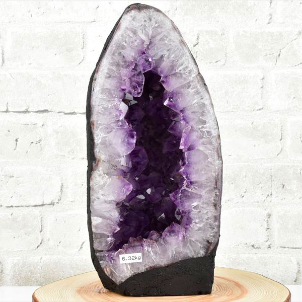 圧倒的な存在感と濃い紫と白い水晶コラボ超巨大ポイントの