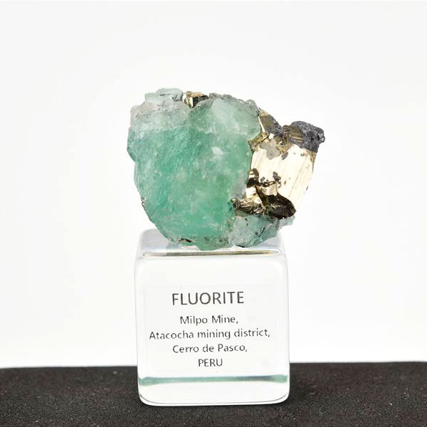 ペルー産 蛍光 フローライト 蛍石 パイライト 共生 鉱物 標本 原石 Milpo Fluorite Pyrite