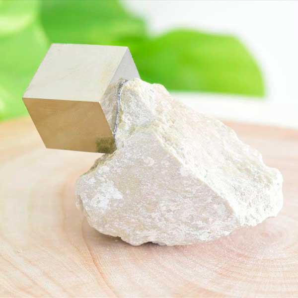 スペイン産　パイライト　キュービックパイライト　母岩付き　原石　黄鉄鉱　立方体結晶　キューブ型　Pyrite Navajun Spain