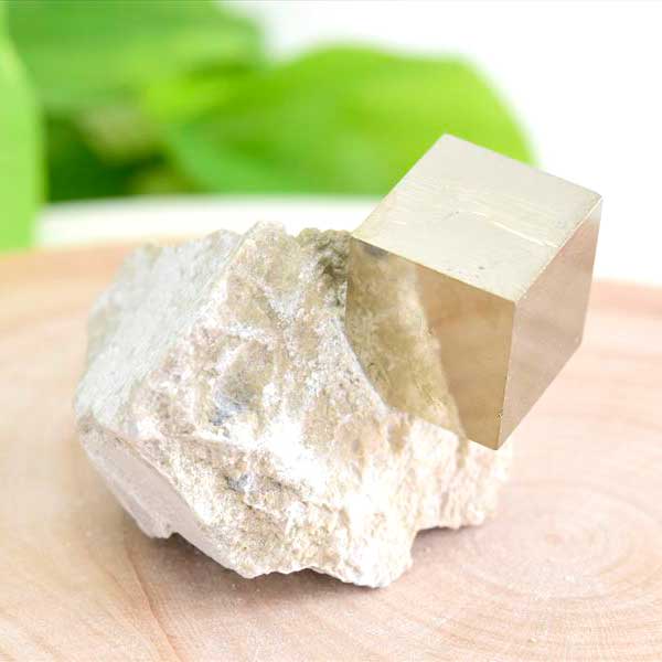 スペイン産　パイライト　キュービックパイライト　母岩付き　原石　黄鉄鉱　立方体結晶　キューブ型　Pyrite Navajun Spain