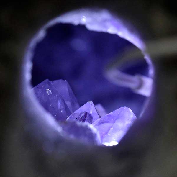 アメジストジオード　割れてないアメジスト　アメジストドーム　原石　amethyst geode　ブラジル産　紫水晶　岩石　希少　晶洞