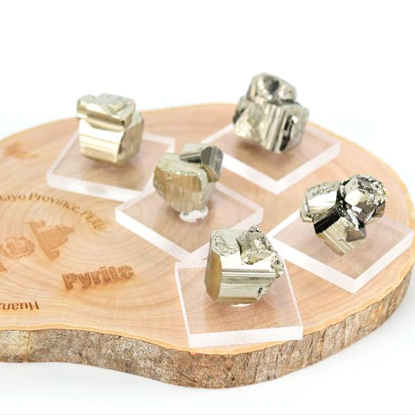 パイライト　原石　黄鉄鉱　立方体結晶　鉱物　キューブ結晶　ペルー　ワンサラ　pyrite　Huanzala