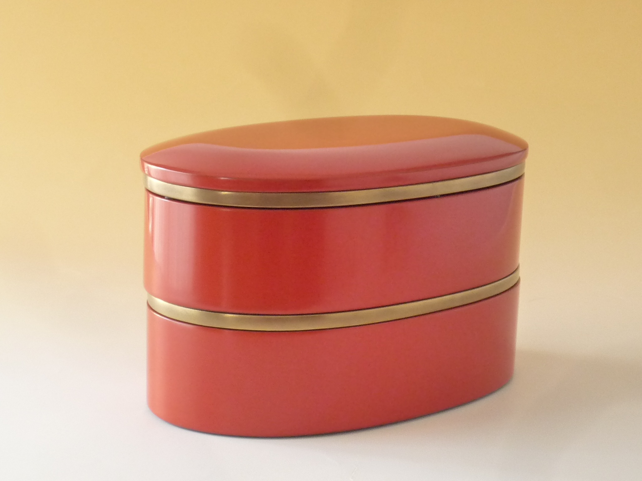 輪島漆塗り　小判二段重（洗朱）金彩取皿付