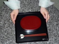 ２段弁当箱と（本朱）と箸（うるみ）「お一人様昼膳セット」