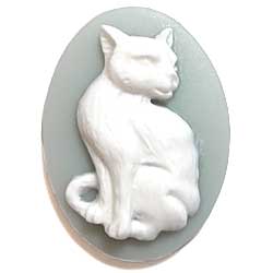 １８×１３　アクリルカメオ　猫　錆青磁