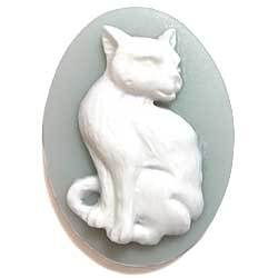 １８×１３　アクリルカメオ　猫　錆青磁