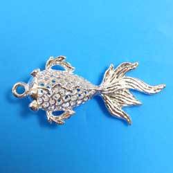 チャーム　透かし金魚　銀