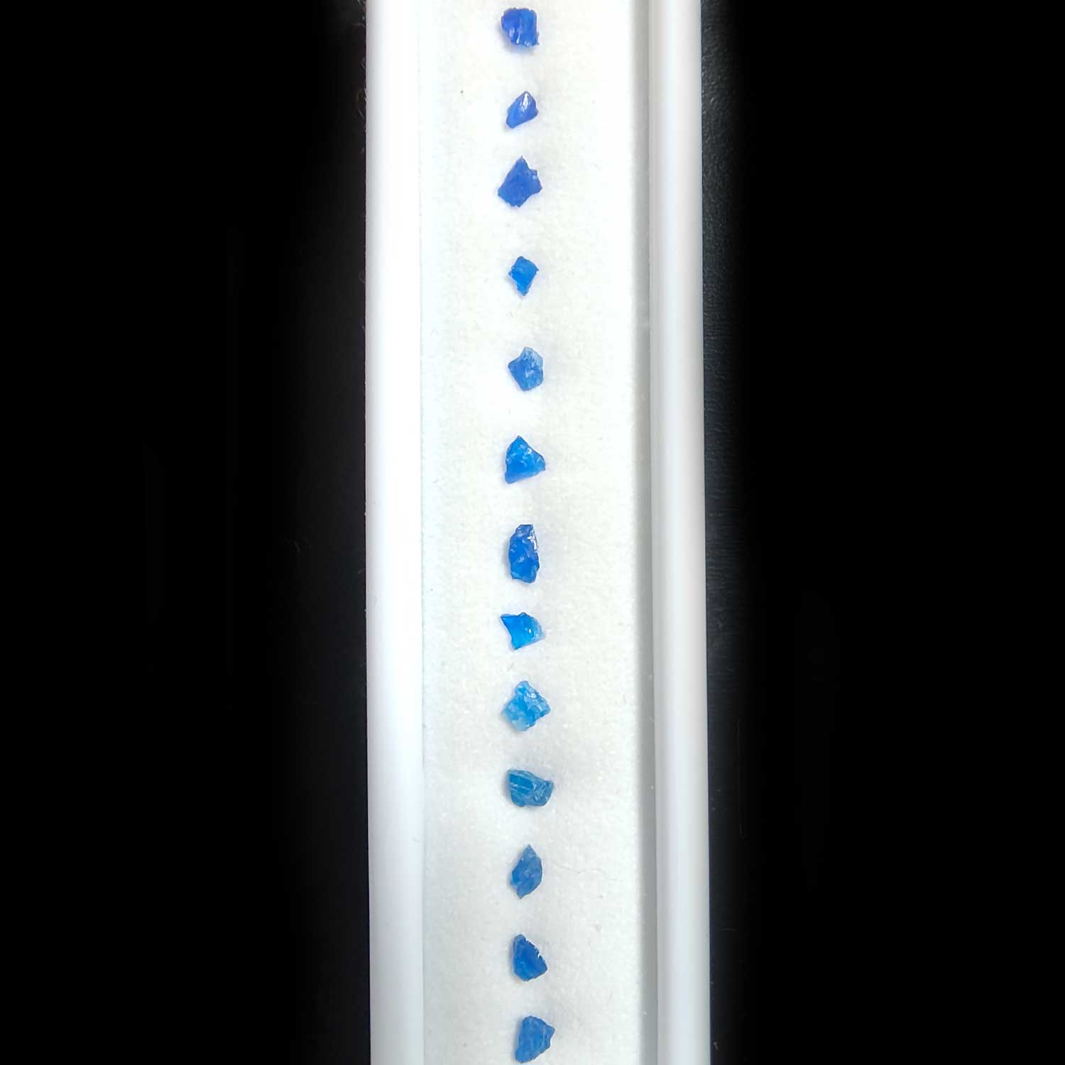 アウイナイト原石　長ケース　0.865ct