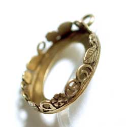 １８×１３ｍｍ　オーバル装飾枠　１カン付　真鍮古美