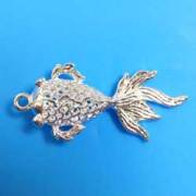 チャーム　透かし金魚　銀