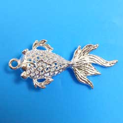 チャーム　透かし金魚　銀