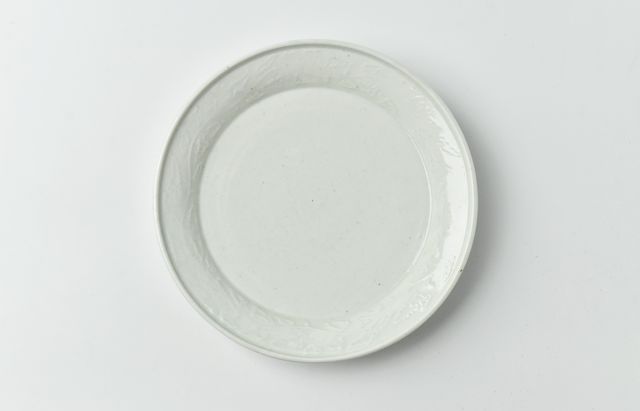 阿部春弥・みか 白磁陽刻蓮花文5寸皿 ｜ 暮らしのうつわ花田 和食器 通販