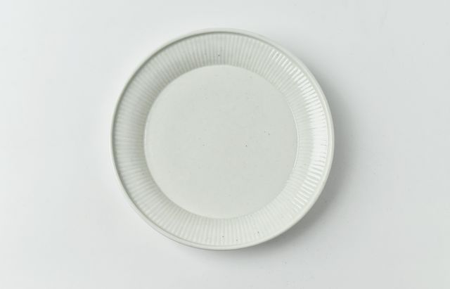 阿部春弥・みか 白磁陽刻蓮花文5寸皿 ｜ 暮らしのうつわ花田 和食器 通販